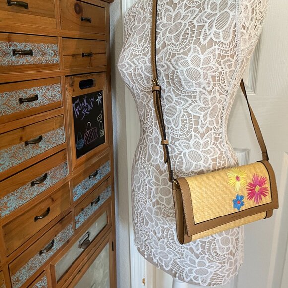 Anne Klein - Brown Leather & Tan Straw Crossbody with Flower Details - NWOT - Picture 4 of 9